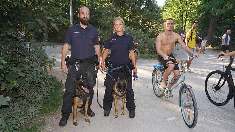 Polizeihunde haben im Englischen Garten nach Drogen gesucht.
