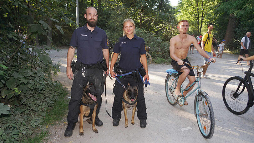 Polizeihunde haben im Englischen Garten nach Drogen gesucht. Polizeihunde haben im Englischen Garten nach Drogen gesucht.