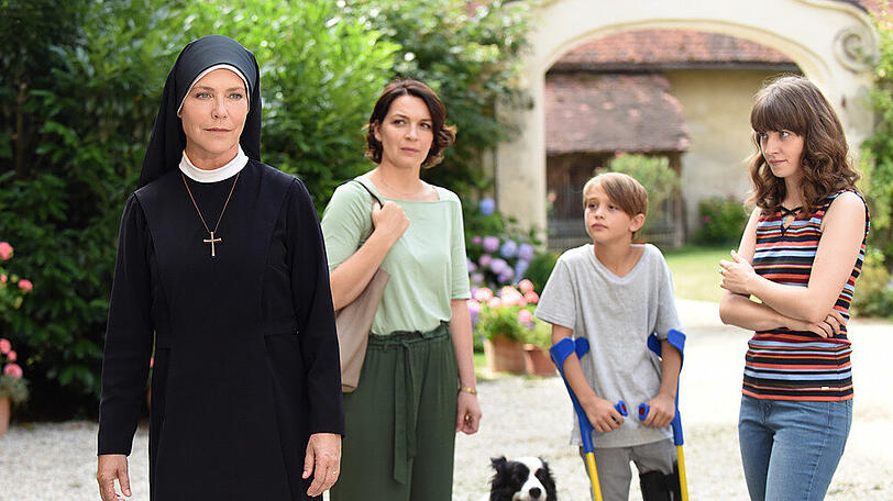 "Um Himmels Willen: Überraschungen": Anja Weber (Barbara Romaner, 2.v.l.) hofft auf die Hilfe von Schwester Hanna (Janina Hartwig, l.)