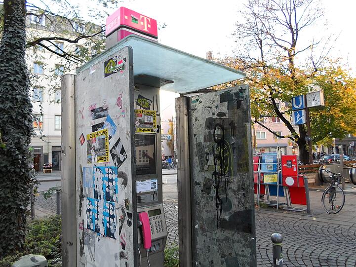 Ein Spiegelbild des Lebens im Stadtviertel: Die zahllosen Aufkleber in der Isarvorstadt zeigen mehr oder weniger gelungen, was sich tut - oder getan hat.