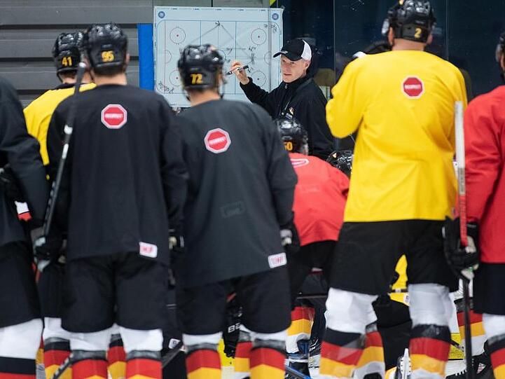 Trainer Toni Söderholm (hinten) bereitet das DEB-Team auf das Spiel gegen Kanada vor.