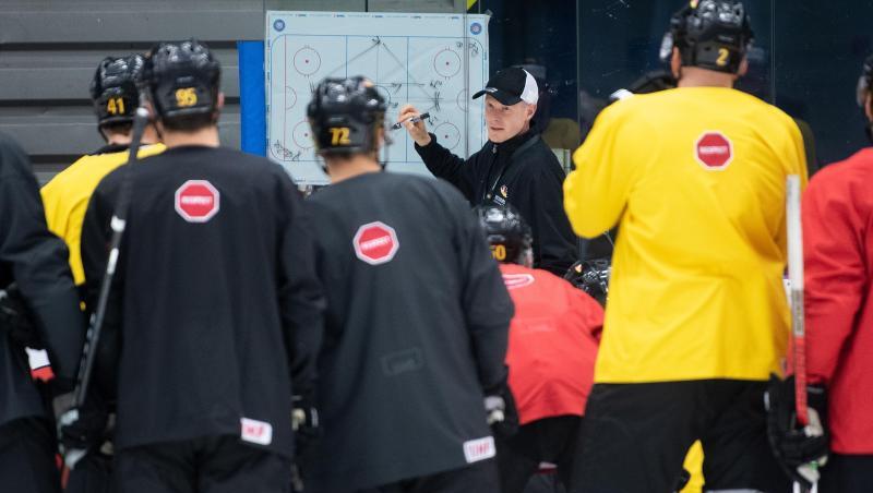 Trainer Toni Söderholm (hinten) bereitet das DEB-Team auf das Spiel gegen Kanada vor. Trainer Toni Söderholm (hinten) bereitet das DEB-Team auf das Spiel gegen Kanada vor.
