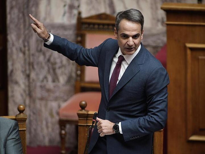 Griechenlands Premierminister Kyriakos Mitsotakis hebt Kapitalverkehrskontrollen vollständig auf.