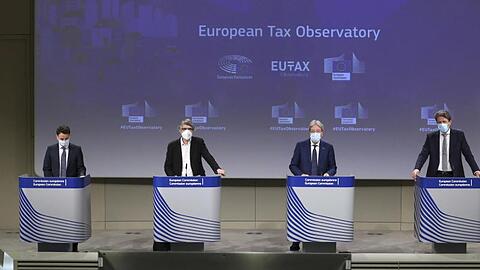 Gabriel Zucman (l-r), Wirtschaftswissenschaftler aus Frankreich, Sven Giegold, Grünen-Europaabgeordnete,Paolo Gentiloni, EU-Finanzkommissar, und Paul Tang, Mitglied des EU-Ausschusses für Wirtschaft und Währung, während einer Pressekonferenz zum Start der Europäischen Steuerbeobachtungsstelle im EU-Hauptquartier in Brüssel.