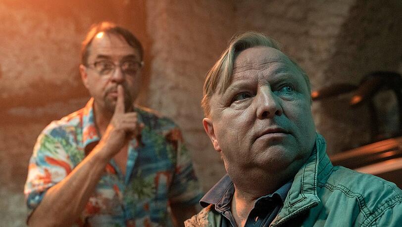 "Tatort: Propheteus": Prof. Karl-Friedrich Boerne (Jan Josef Liefers) und Kommissar Frank Thiel (Axel Prahl) in ihrem Kellerversteck.