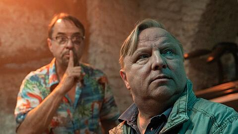 "Tatort: Propheteus": Prof. Karl-Friedrich Boerne (Jan Josef Liefers) und Kommissar Frank Thiel (Axel Prahl) in ihrem Kellerversteck.