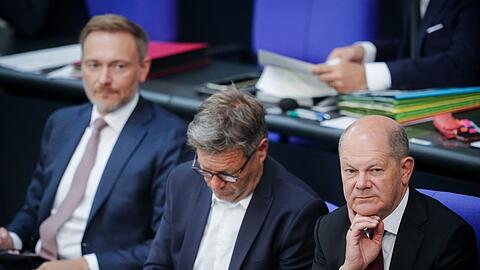 Christian Lindner, Robert Habeck und Bundeskanzler Olaf Scholz im Bundestag.