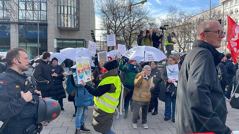 An den Schirmen gut zu erkennen: "Omas gegen Rechts".