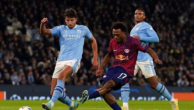 Trotz eines Doppelpacks von Lois Openda (M) muss sich der RB Leipzig gegen Manchester City geschlagen geben.