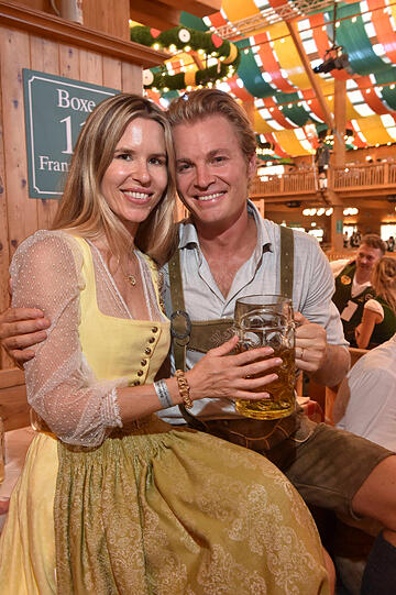 Niko Rosberg und Frau Vivian lassen es sich auf dem Oktoberfest gut gehen.
