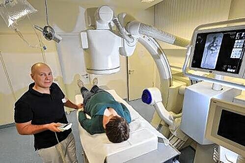 Chefarzt Dr. Julius Unrau (35) führt das neue Lithoskop vor, mit dem u.a. Harnsteine entfernt werden.