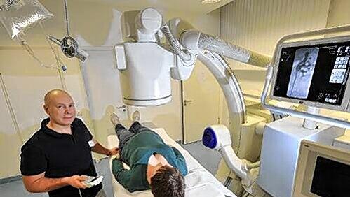 Chefarzt Dr. Julius Unrau (35) führt das neue Lithoskop vor, mit dem u.a. Harnsteine entfernt werden. Chefarzt Dr. Julius Unrau (35) führt das neue Lithoskop vor, mit dem u.a. Harnsteine entfernt werden.