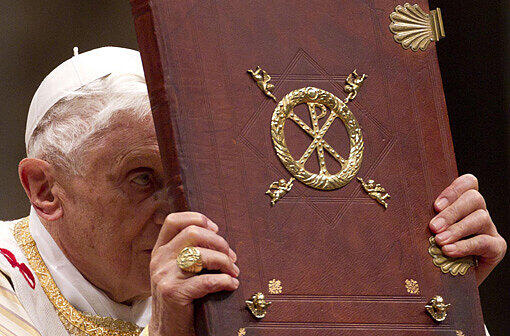 Der Papst hat im Petersdom in Rom die Mitternachtsmesse geleitet