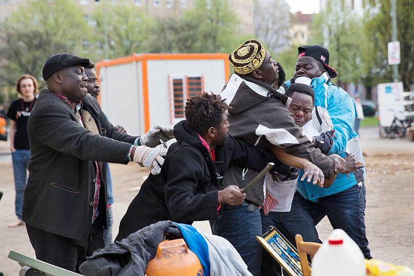 Flüchtlinge liefern sich auf dem Oranienplatz in Berlin einen Streit um das weitere Vorgehen. Die Flüchtlinge vom Oranienplatz haben begonnen ihre Hütten abzubauen und das Camp zu verlassen. Die Flüchtlinge haben sich entschieden, das Angebot von Integrationssenatorin Kolat (SPD) auf eine andere Unterkunft anzunehmen.