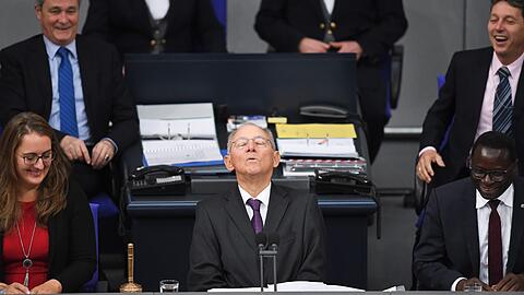 Atmet einmal tief durch: Der neugewählte Bundestagspräsident Wolfgang Schäuble.
