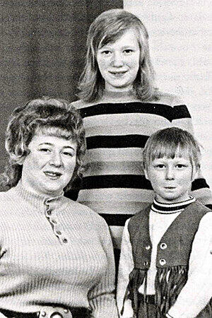 Mit vier Jahren weiß Gloria (hier mit Mama und Schwester) bereits, dass "was nicht stimmt" - sie ist im falschen Körper geboren.