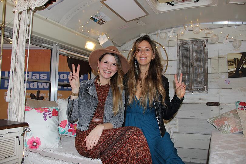 Julia Schindelmann (l.) und Mona Mayr (r.) stehen für "Wohnzimmer-Feeling" statt sterilem Friseursalon.