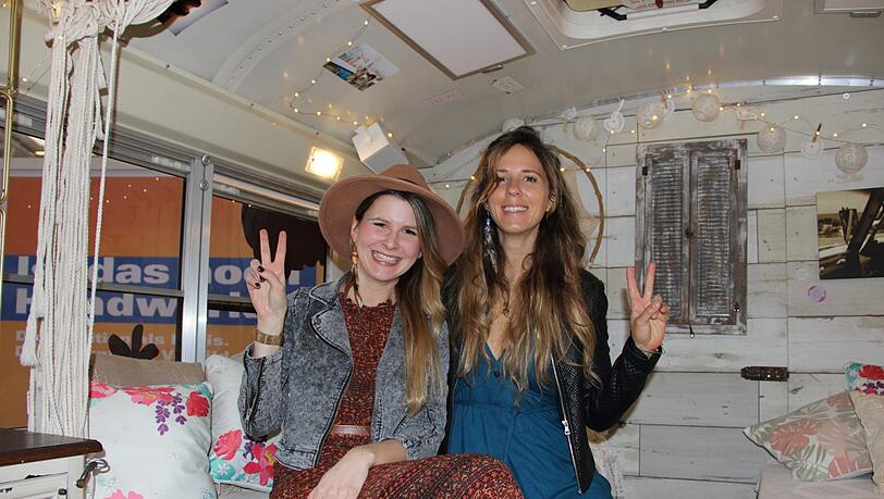Julia Schindelmann (l.) und Mona Mayr (r.) stehen für "Wohnzimmer-Feeling" statt sterilem Friseursalon. Julia Schindelmann (l.) und Mona Mayr (r.) stehen für "Wohnzimmer-Feeling" statt sterilem Friseursalon.