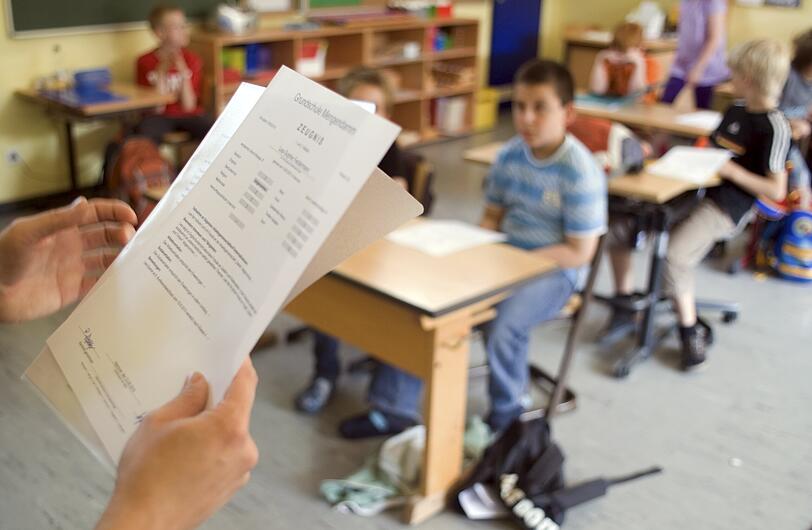 Am Freitag gibt es wieder Zwischenzeugnisse: Viele Kinder haben dann Angst, den Erwartungen zuhause nicht gerecht zu werden. Der Lehrerverband hält die Praxis für "nicht kindgerecht".