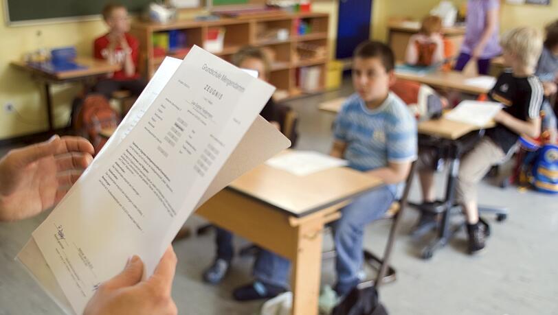 Am Freitag gibt es wieder Zwischenzeugnisse: Viele Kinder haben dann Angst, den Erwartungen zuhause nicht gerecht zu werden. Der Lehrerverband hält die Praxis für "nicht kindgerecht".