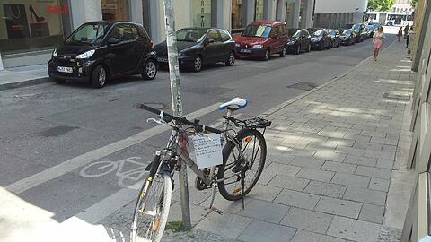 So sah das Fahrrad noch wenige Tage vor seinem Verschwinden aus. Das folgende, aktuelle Bild vom Tatort ist nichts für schwache Nerven...
