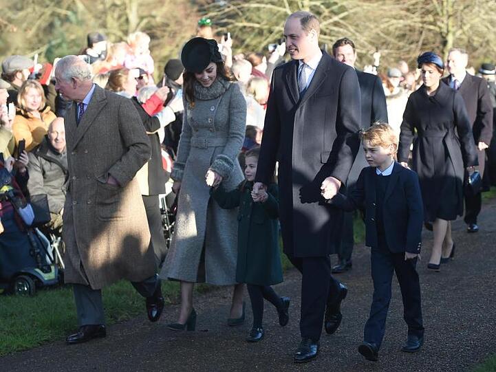 An der Hand ihrer Eltern kommen Prinzessin Charlotte und Prinz George zum Gottesdienst.