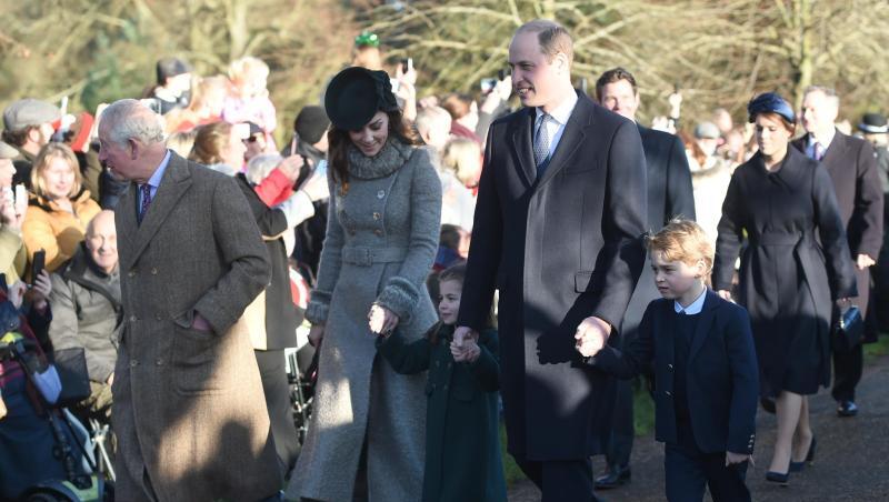 An der Hand ihrer Eltern kommen Prinzessin Charlotte und Prinz George zum Gottesdienst. An der Hand ihrer Eltern kommen Prinzessin Charlotte und Prinz George zum Gottesdienst.