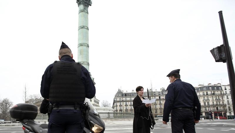 Polizeibeamte kontrollieren die Ausgangsformulare an einer Kontrollstelle in Paris. Polizeibeamte kontrollieren die Ausgangsformulare an einer Kontrollstelle in Paris.
