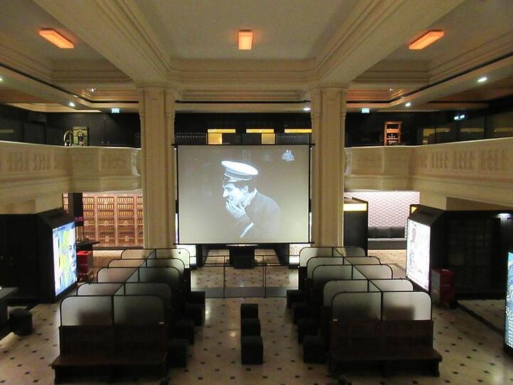 Im Tresorsaal des Pariser Wirtschaftsmuseums werden Ausschnitte aus dem Kurzfilm "Die Bank" von und mit Charlie Chaplin gezeigt.
