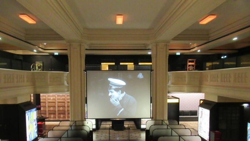 Im Tresorsaal des Pariser Wirtschaftsmuseums werden Ausschnitte aus dem Kurzfilm "Die Bank" von und mit Charlie Chaplin gezeigt. Im Tresorsaal des Pariser Wirtschaftsmuseums werden Ausschnitte aus dem Kurzfilm "Die Bank" von und mit Charlie Chaplin gezeigt.