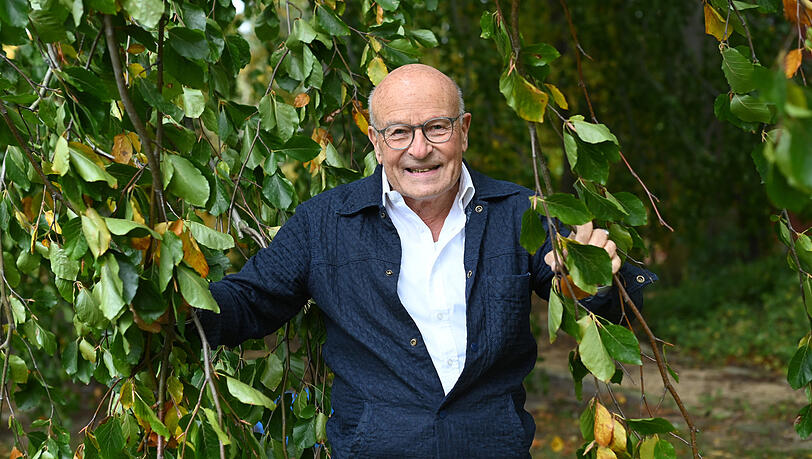 Volker Schlöndorff wurde 1939 in Wiesbaden geboren. Er studierte in Paris, war Assistent von Louis Malle und wurde in Deutschland bekannt durch Literaturverfilmungen.
