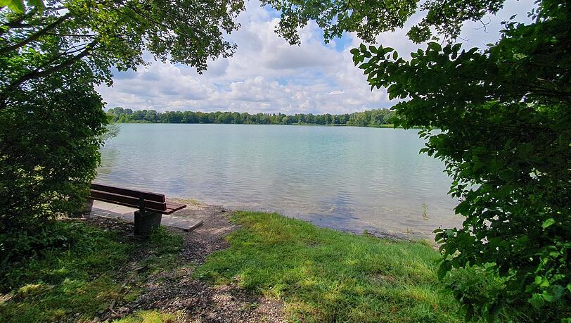 Wer Glück hat, findet am Regattaparksee einen Platz in einer der kleineren, verborgenen Buchten direkt am Wasser. Der ganze See ist umgeben von Bäumen, die sich schön im klaren, türkis-blauen Wasser spiegeln.