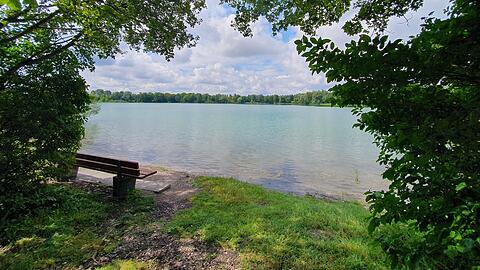 Wer Glück hat, findet am Regattaparksee einen Platz in einer der kleineren, verborgenen Buchten direkt am Wasser. Der ganze See ist umgeben von Bäumen, die sich schön im klaren, türkis-blauen Wasser spiegeln.