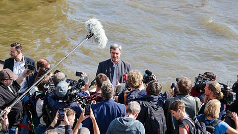 Wenn der bayerische Ministerpräsident Markus Söder reist, folgt ihm ein Pressetross.