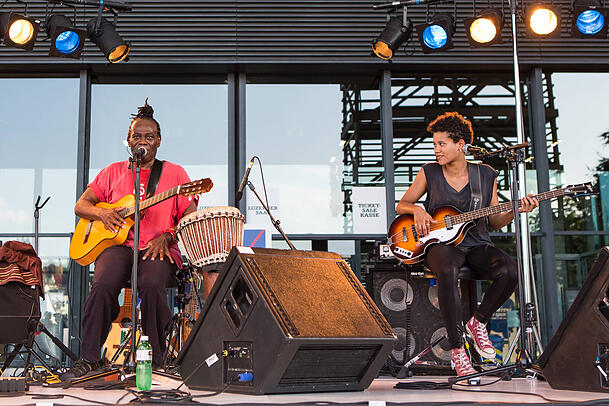 Wally Warning und Ami Warning live beim Blue Balls Festival in Luzern.