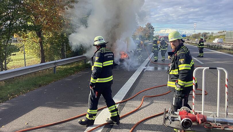 Die Autobahn war in Fahrtrichtung München für rund 40 Minuten komplett gesperrt. Die Autobahn war in Fahrtrichtung München für rund 40 Minuten komplett gesperrt.