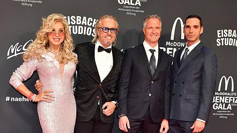 Carmen Geiss, Robert Geiss, Ralf Schumacher und &Eacute;tienne Bousquet-Cassagne (v.l.) bei einer Benefiz-Gala 2024.