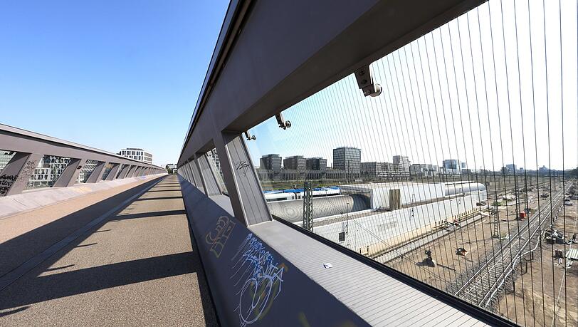 Blick nach Norden: Der Arnulfsteg, der jetzt Edith-Haberland-Wagner-Brücke heißt, ist eine Trogbrücke und wie eine halbe Röhre geformt. Das sieht spannend aus. Blick nach Norden: Der Arnulfsteg, der jetzt Edith-Haberland-Wagner-Brücke heißt, ist eine Trogbrücke und wie eine halbe Röhre geformt. Das sieht spannend aus.