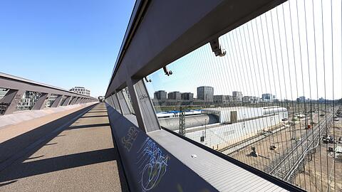 Blick nach Norden: Der Arnulfsteg, der jetzt Edith-Haberland-Wagner-Br&uuml;cke hei&szlig;t, ist eine Trogbr&uuml;cke und wie eine halbe R&ouml;hre geformt. Das sieht spannend aus.