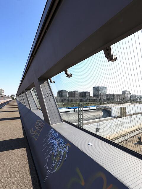 Blick nach Norden: Der Arnulfsteg, der jetzt Edith-Haberland-Wagner-Br&uuml;cke hei&szlig;t, ist eine Trogbr&uuml;cke und wie eine halbe R&ouml;hre geformt. Das sieht spannend aus.