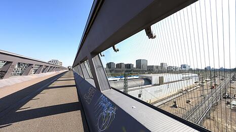 Blick nach Norden: Der Arnulfsteg, der jetzt Edith-Haberland-Wagner-Br&uuml;cke hei&szlig;t, ist eine Trogbr&uuml;cke und wie eine halbe R&ouml;hre geformt. Das sieht spannend aus.