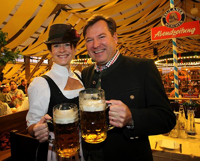 Ein Prosit auf die Wiesn: Seppi Schmid mit seiner Frau Natalie