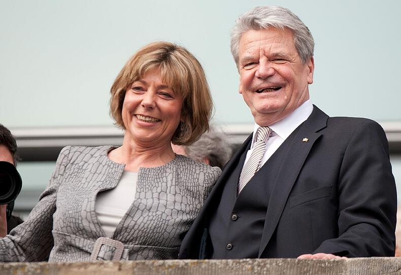 Joachim Gauck ist neuer Bundespräsident. Die
Bundesversammlung wählte den früheren DDR-Bürgerrechtler am Sonntag
mit großer Mehrheit zum Nachfolger von Christian Wulff. Der
72-Jährige erhielt 991 von 1228 gültigen Stimmen, das entspricht
einer Zustimmung von gut 80 Prozent. Für Gaucks Gegenkandidatin Beate
Klarsfeld votierten 126 Delegierte.