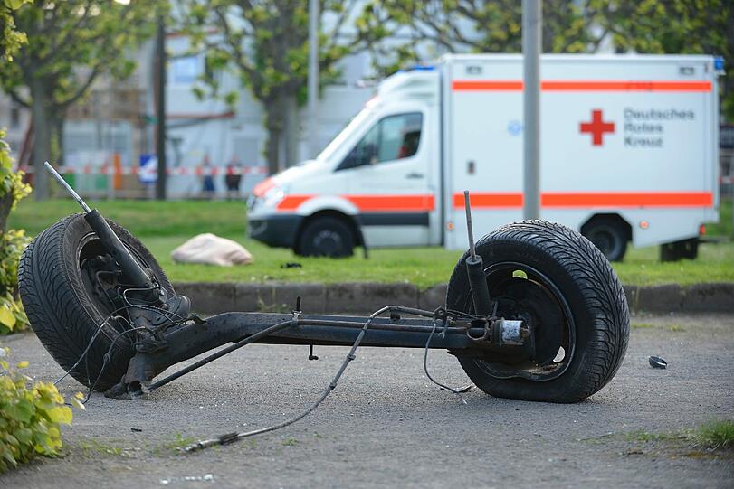 Eine Achse des Unfallautos liegt auf der Straße.