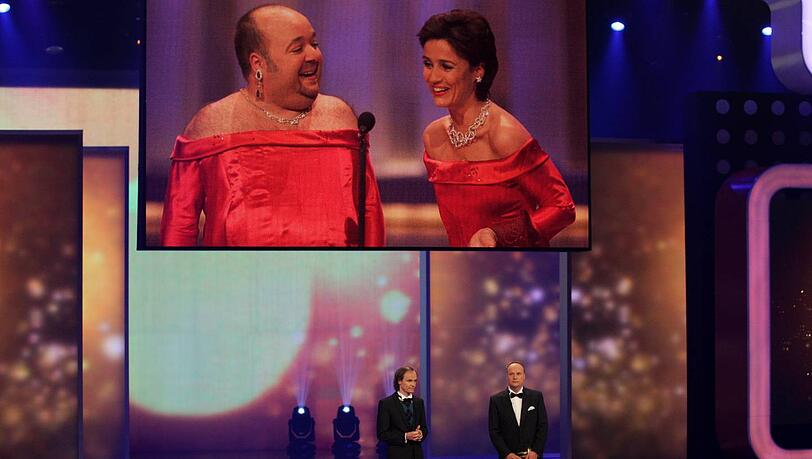 "Er war der größte kleine dicke Schauspieler aller Zeiten", ehrt Moderator Oliver Welke Dirk Bach bei der Verleihung des Deutschen Fernsehpreises im Coloneum in Köln. "Er war der größte kleine dicke Schauspieler aller Zeiten", ehrt Moderator Oliver Welke Dirk Bach bei der Verleihung des Deutschen Fernsehpreises im Coloneum in Köln.
