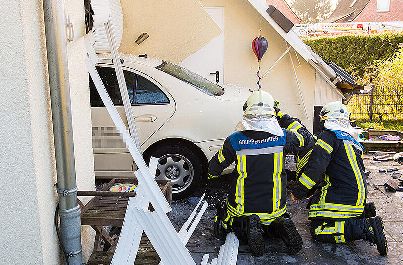 Am Dienstag krachte ein Taxi in Schleswig-Holstein in ein Reihenhaus. Der Fahrer wurde verletzt und musste in ein Krankenhaus gebracht werden.