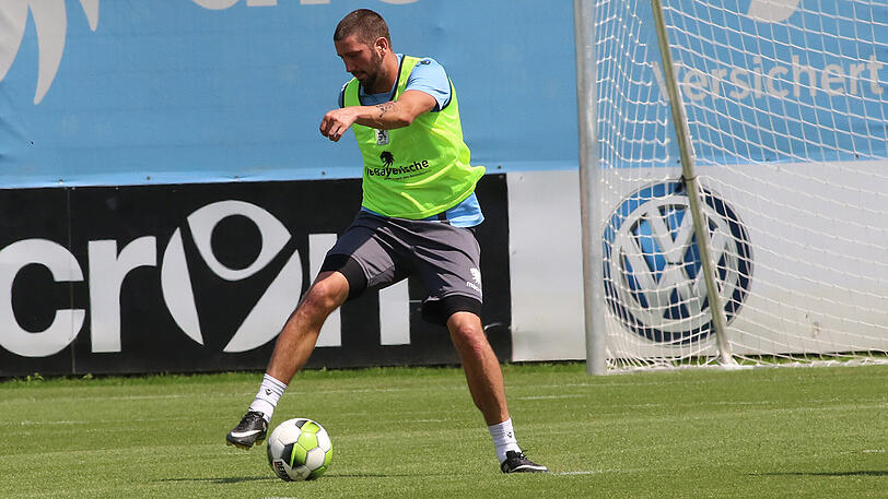 Gleich mittendrin: "Neuzugang" Sascha Mölders beim Training am Freitagnachmittag.