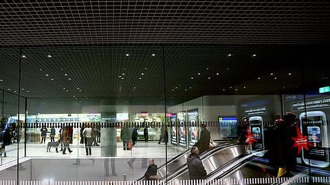 Mit Durchblick den Weg finden. Die Rolltreppen-Verkleidungen sind transparent