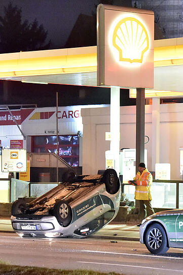 Der VW up landete auf dem Dach, die Fahrerin wurde nur leicht verletzt.