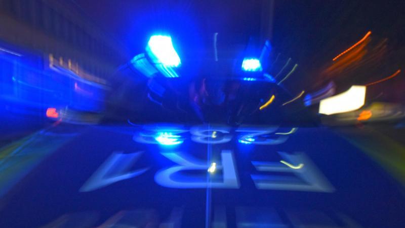 Ein Polizeifahrzeug steht mit Blaulicht auf der Straße. Foto: Patrick Seeger/dpa Ein Polizeifahrzeug steht mit Blaulicht auf der Straße. Foto: Patrick Seeger/dpa